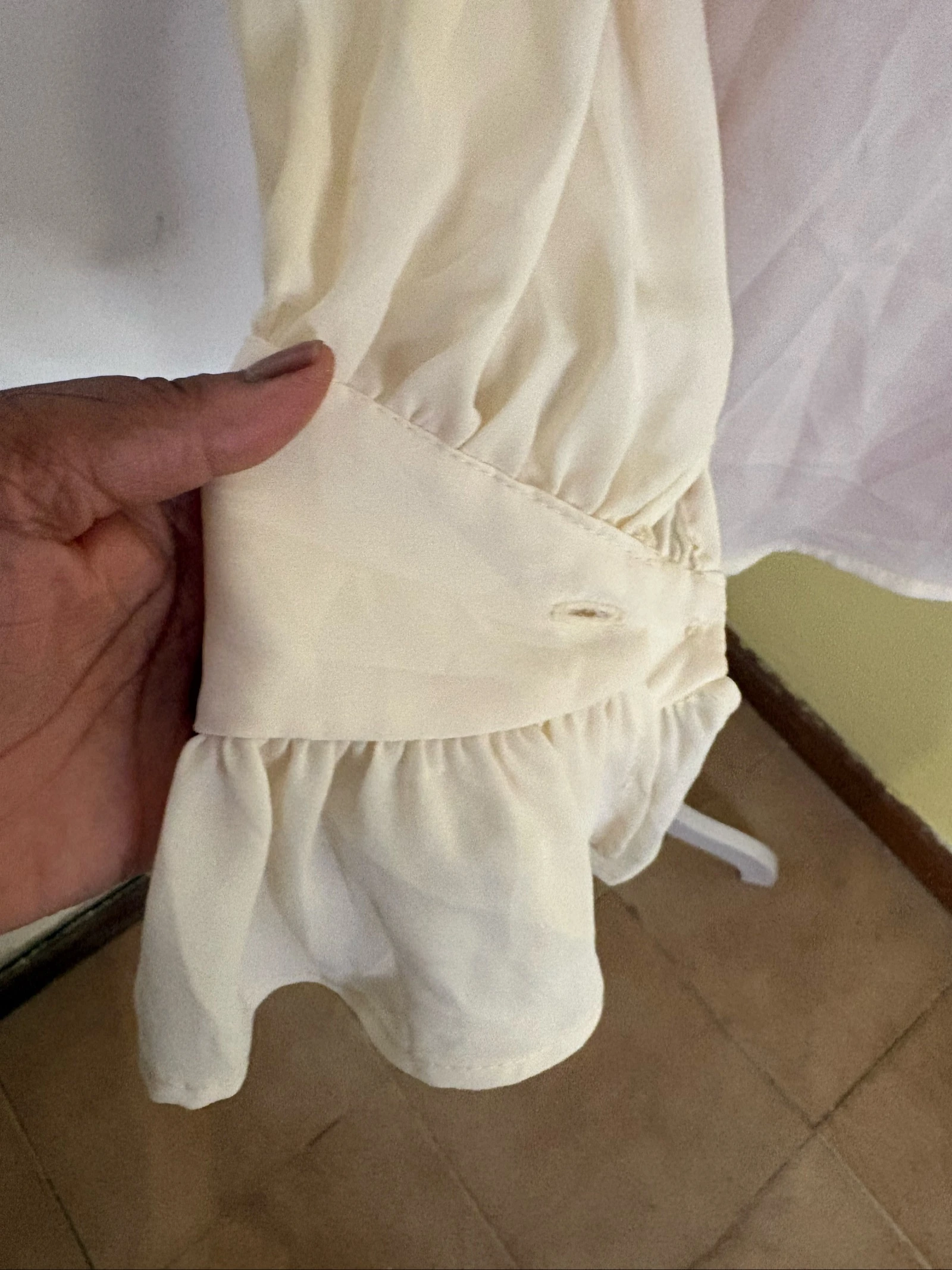 Blusa Crema Fluida con Manga Larga y Puño con Volado – photo 2